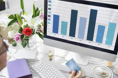 bilgisayar ile çalışan kadın