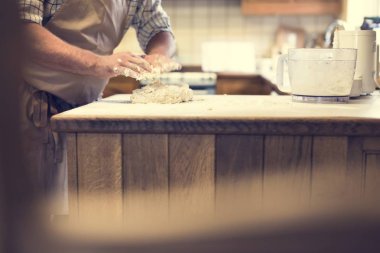 Adam hamur hamur işleri için hazırlanıyor