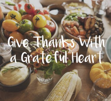 Tablo ile lezzetli yemekler servis