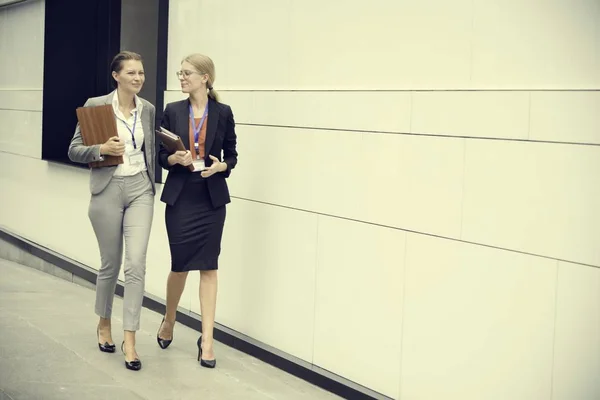 Zakenvrouwen bespreken van ideeën — Stockfoto