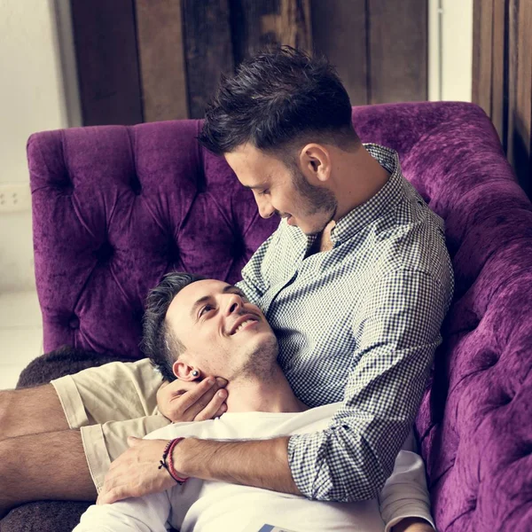 Gay birlikte döşeme Couple — Stok fotoğraf