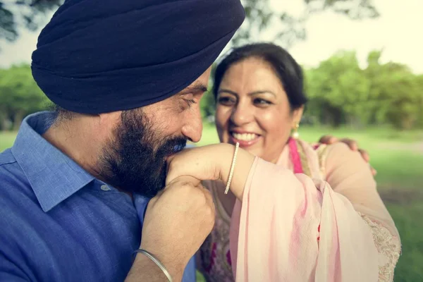 Hombre indio besando mano de mujer — Foto de Stock