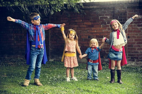 Superhéroes Los niños se divierten —  Fotos de Stock