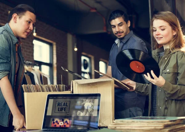 Amigos eligiendo Vinyl Records —  Fotos de Stock