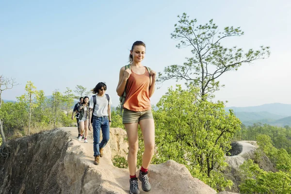 旅行的年轻朋友 — 图库照片