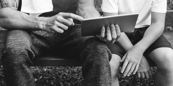 Boy en de Trainer in tablet doorbladeren — Stockfoto