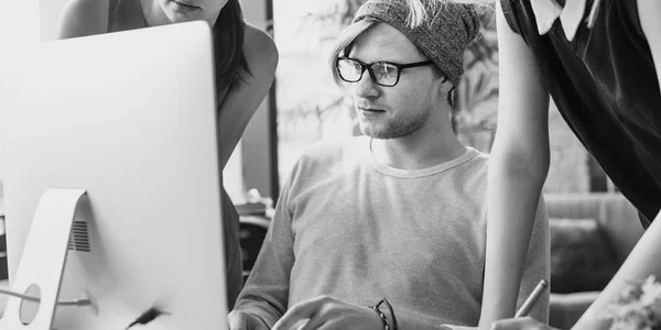 Hipsters travaillant dans le bureau contemporain — Photo