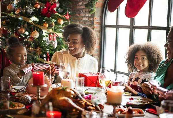 Família à mesa com um jantar festivo — Fotografia de Stock