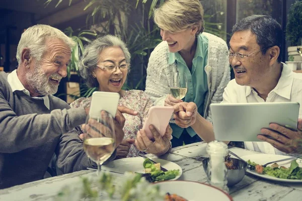 Gruppo di anziani pensionati Meetup — Foto Stock