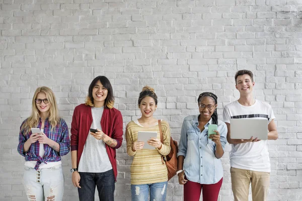 Diversity-Studenten nutzen digitale Geräte — Stockfoto