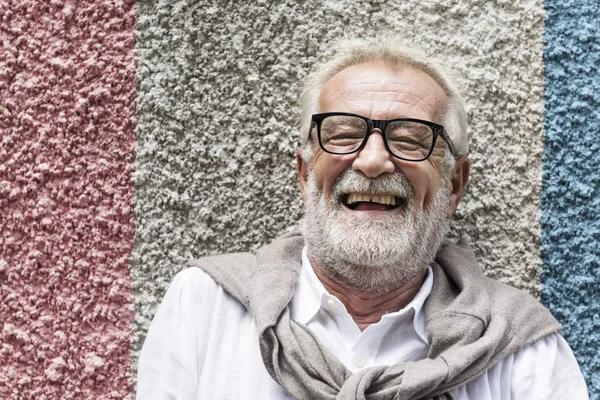 Anziano bello uomo sorridente — Foto Stock