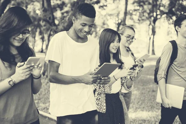 Estudantes que utilizam dispositivos digitais — Fotografia de Stock