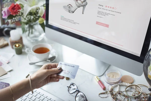 Mujer trabajando con computadora — Foto de Stock