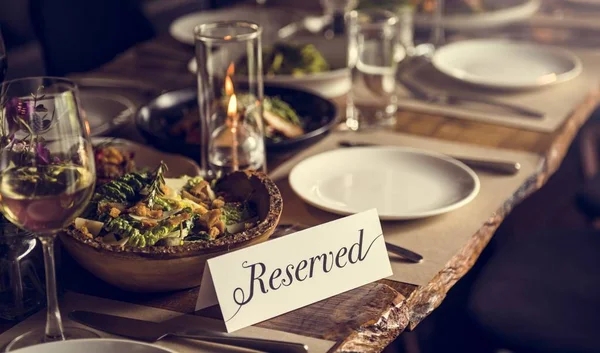 Reservierter Tisch im Restaurant — Stockfoto