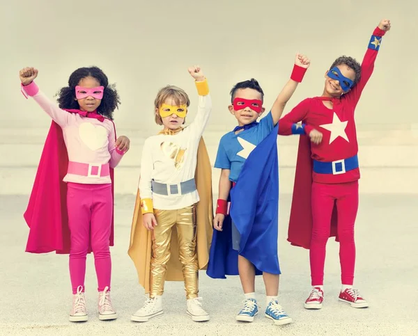 遊ぶスーパー ヒーロー陽気な子供たち — ストック写真