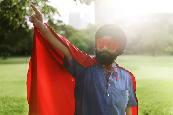 Homem indiano em traje de super-herói e máscara — Fotografia de Stock