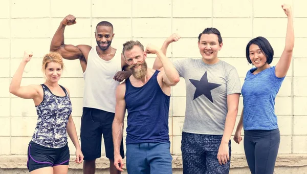 Junge Leute in Sportbekleidung — Stockfoto