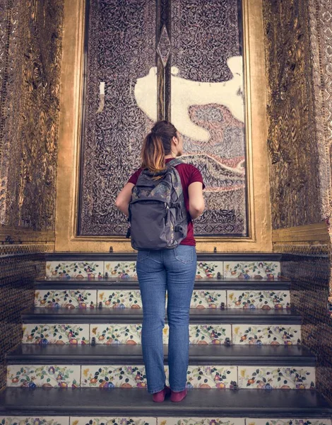 Vrouw reiziger in Thailand tempel — Stockfoto