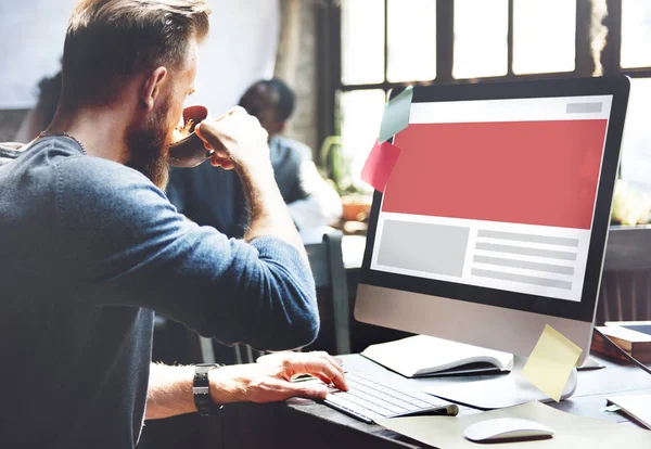 Hombre beber café y trabajar con el ordenador — Foto de Stock