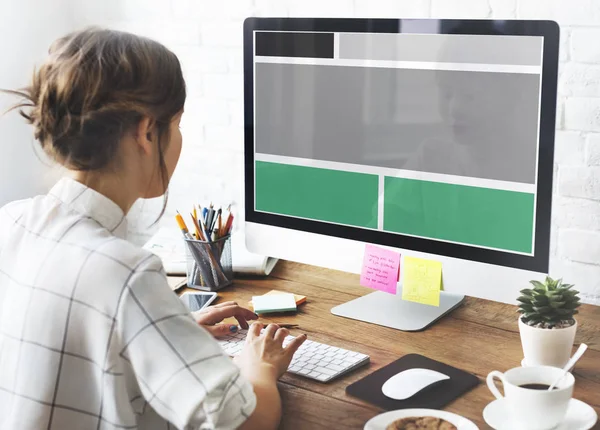 Ragazza che lavora in studio con il computer — Foto Stock