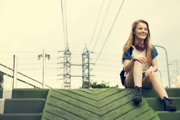 Tiener meisje zit op trappen — Stockfoto