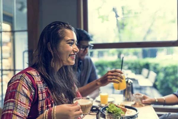 Índio amigos no restaurante falando — Fotografia de Stock