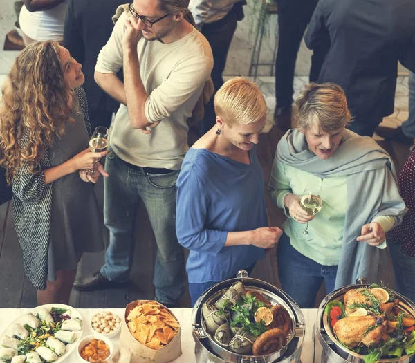 Geschäftsleute reden auf Party — Stockfoto