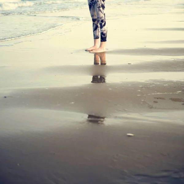 Kobieta nogi na ocean plaża — Zdjęcie stockowe
