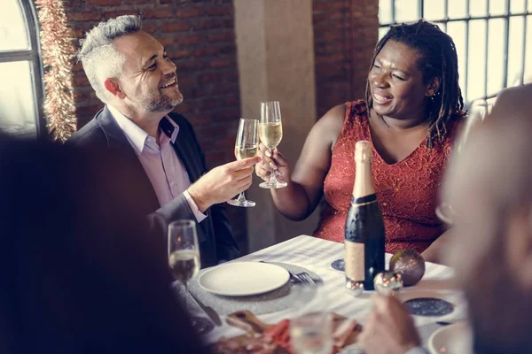 Menschen feiern und trinken Champagner — Stockfoto