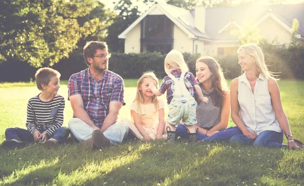 Familia grande al aire libre — Foto de Stock