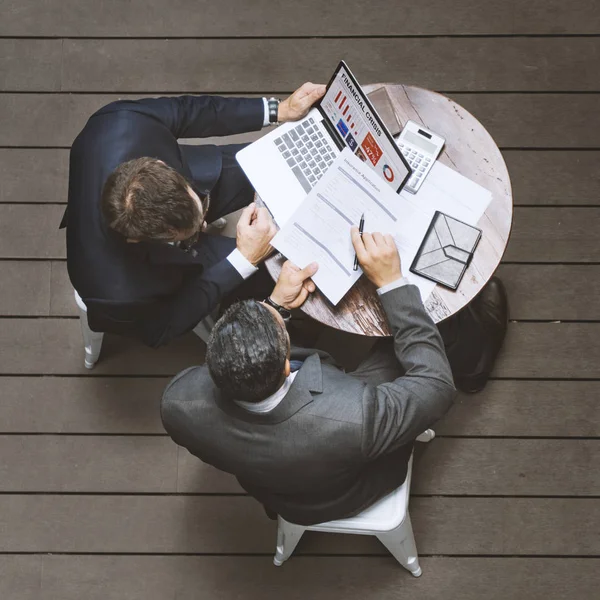 Geschäftsleute arbeiten zusammen — Stockfoto