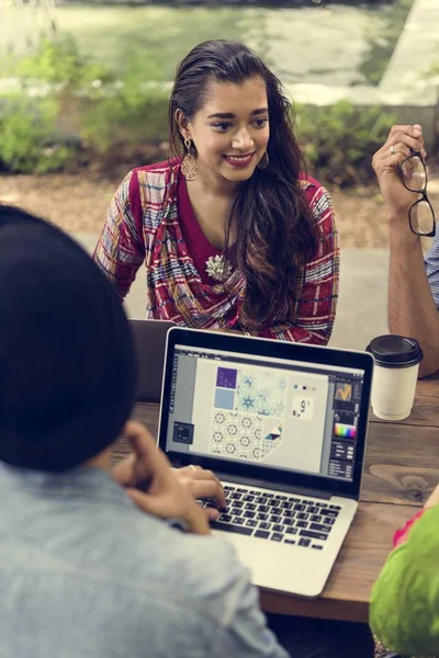 Indiska folket med bärbara datorer och kaffe — Stockfoto