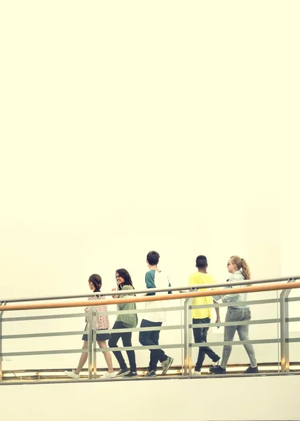 함께 걷는 다양성 학생 — 스톡 사진