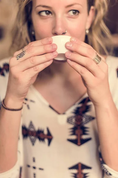 Fiatal nő ivás tea — Stock Fotó