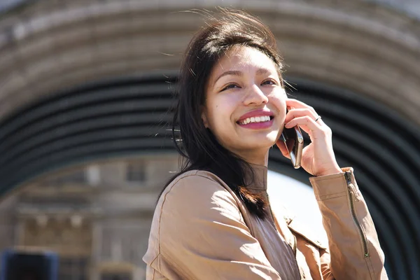 휴대폰으로 통화하는 젊은 여자 — 스톡 사진