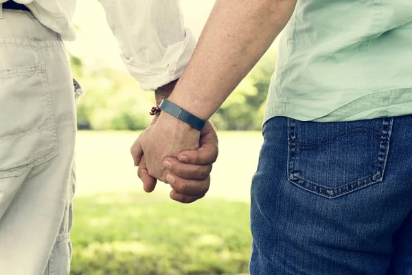 Coppia anziana mano nella mano — Foto Stock