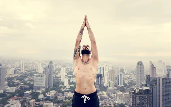 Uomo che pratica yoga — Foto Stock