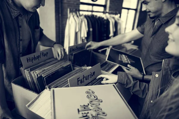 Amigos eligiendo los vinilos —  Fotos de Stock