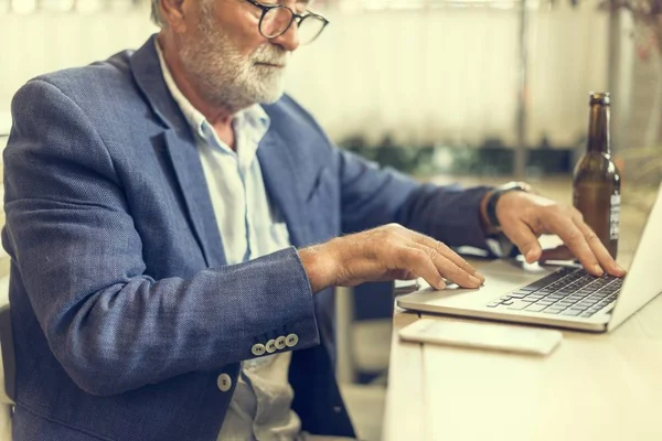 Mann arbeitet am Laptop — Stockfoto