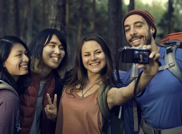 Młodych ludzi przy selfie — Zdjęcie stockowe