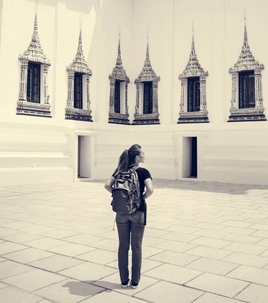 Femme Voyageur en Thaïlande temple — Photo