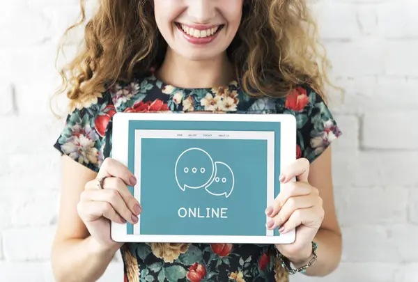 Mujer sosteniendo tableta — Foto de Stock