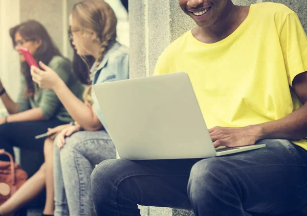 Jóvenes estudiantes estudiando al aire libre — Foto de Stock