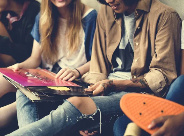 10 代の友人の付き合い — ストック写真