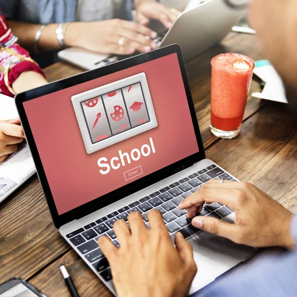 Persone digitando sulla tastiera del computer portatile — Foto Stock