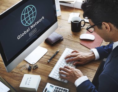 bilgisayar kullanarak iş adamı  