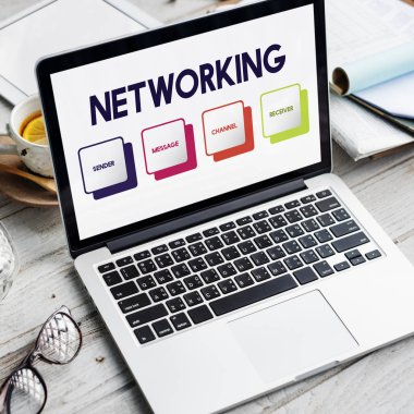 ekranda metin olan dizüstü bilgisayar