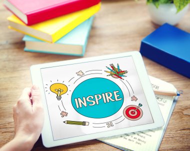  Dijital tablet kullanan adam