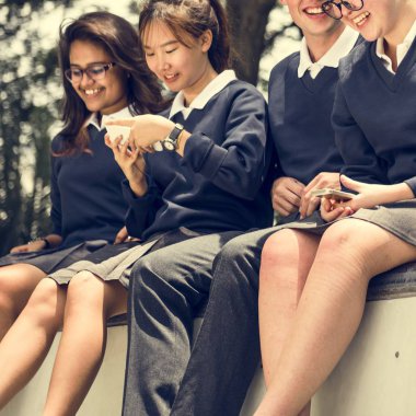 Çeşitli öğrenciler okul üniformalı