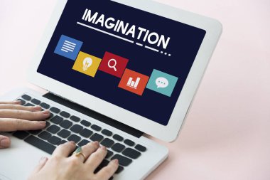 Dizüstü bilgisayarda yazan kadın klavyesi